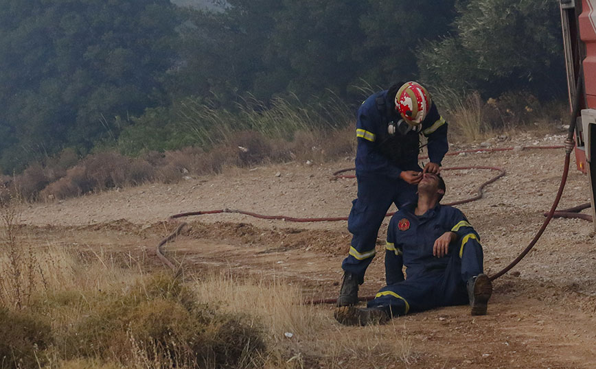 Εικόνες «γροθιά στο στομάχι» από τη φωτιά στην Πάρνηθα &#8211; Πυροσβέστης δίνει τις πρώτες βοήθειες σε συνάδελφό του