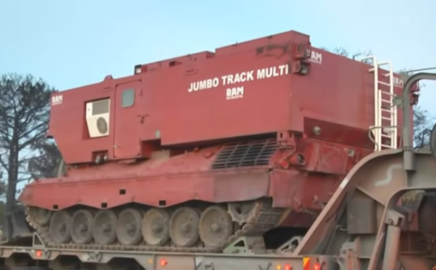 Το θηριώδες Jumbo Track Multi που ρίχνει 15.000 λίτρα νερού στη μάχη με τις φλόγες στη Δαδιά