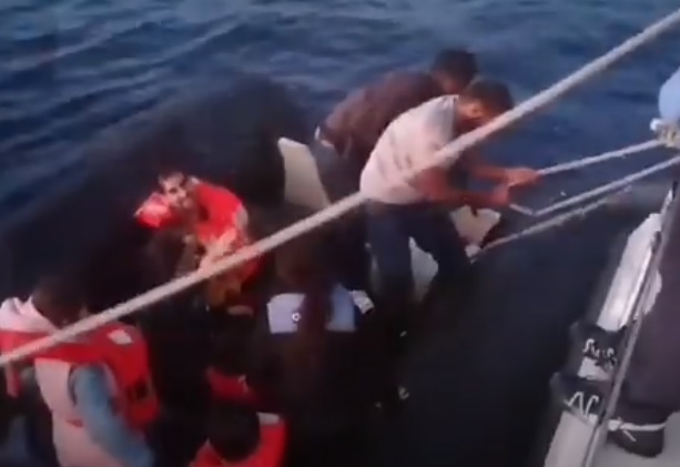 Βίντεο ντοκουμέντο από τη διάσωση 36 μεταναστών στη Σάμο