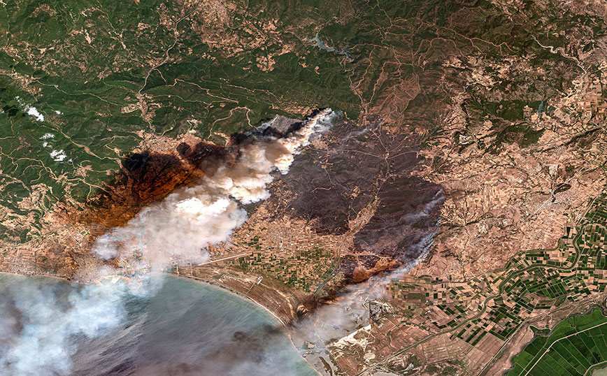 Συγκλονιστικές φωτογραφίες από δορυφόρο αποκαλύπτουν το μέγεθος της φωτιάς κοντά στην Αλεξανδρούπολη