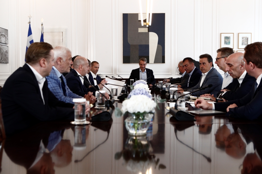 Σύσκεψη για την οπαδική βία υπό τον Κυριάκο Μητσοτάκη &#8211; Στο Μαξίμου Μαρινάκης, Αλαφούζος, Μελισσανίδης, εκπρόσωπος Σαββίδη και πρόεδρος UEFA