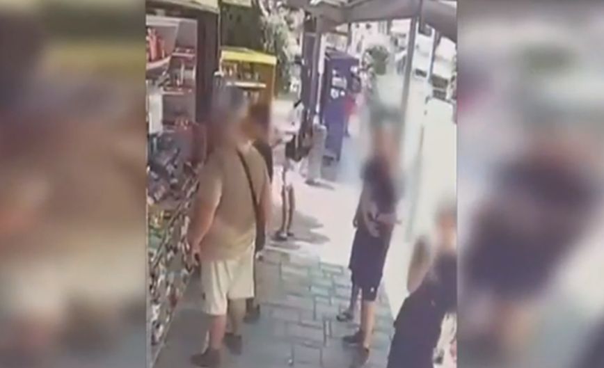 Παράξενο περιστατικό στη Θεσσαλονίκη με άντρα που κυκλοφορούσε σε πάρκο με σπαθί και ρούχα παραλλαγής