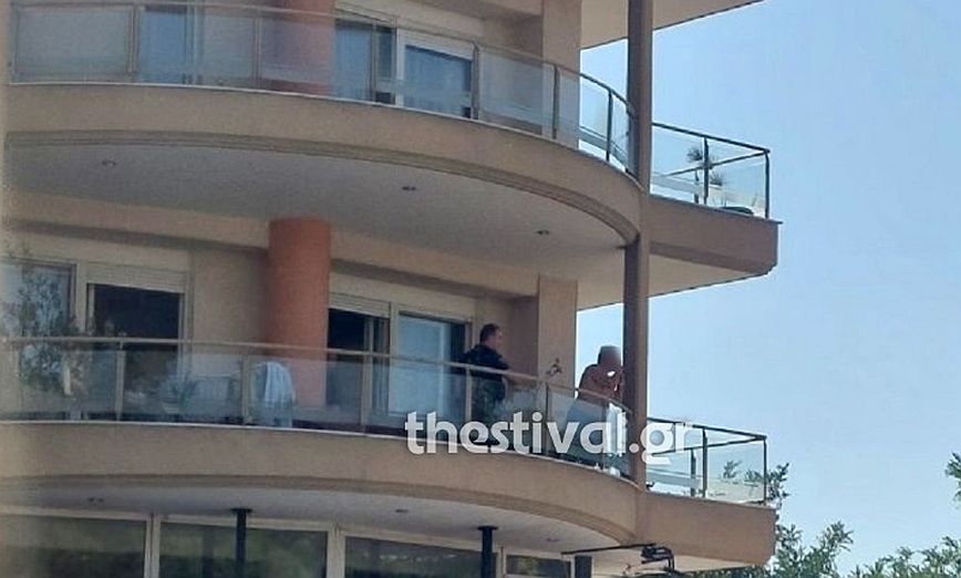 Θεσσαλονίκη: Μεθυσμένος άνδρας βγήκε με οπλισμένη καραμπίνα στο μπαλκόνι – Συνελήφθη από την ΕΛΑΣ