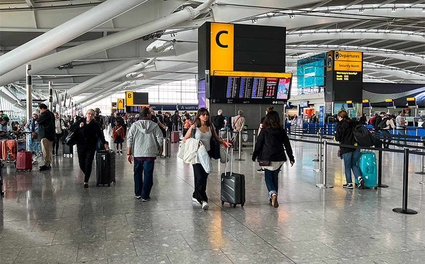«Η πτήση είχε καθυστερήσει δύο ώρες, τώρα ακυρώθηκε» &#8211; Συνεχίζεται η ταλαιπωρία στα αεροδρόμια του Ηνωμένου Βασιλείου