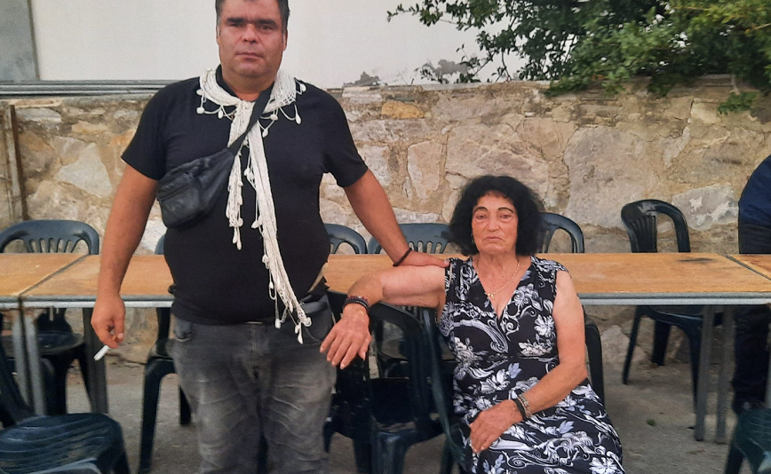 Ο 41χρονος Κωστής αρραβωνιάστηκε την 82χρονη Παρασκιώ στην Κρήτη – «Θα κάνω γάμο με 2.500 άτομα και 100 κουμπάρους»