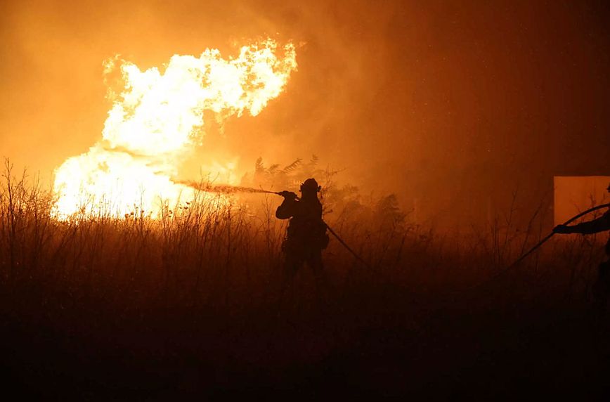 Φωτιά στον Έβρο: Καλύτερη εικόνα του πύρινου μετώπου που απειλούσε τον οικισμό Λευκίμμη