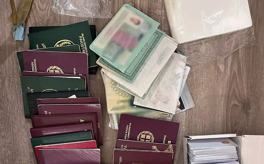 Εξαρθρώθηκε κύκλωμα που έφτιαχνε πλαστά διαβατήρια και άδειες παραμονής – Επτά συλλήψεις