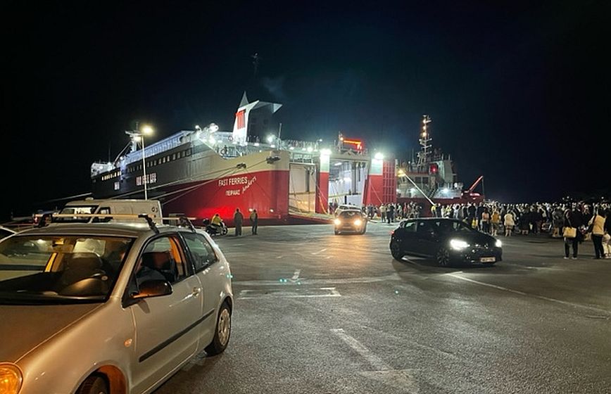 Τέλος στην ταλαιπωρία των 734 επιβατών του Fast Ferries Andros-Με τη βοήθεια ρυμουλκού έδεσε στο λιμάνι της Ραφήνας 