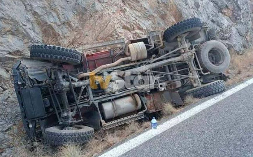 Σοβαρό τροχαίο στην Ιτέα: Πυροσβεστικό όχημα εξετράπη της πορείας του και έπεσε πάνω σε βράχια