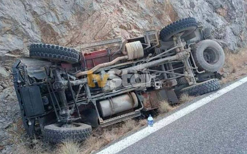 Σοβαρό τροχαίο στην Ιτέα: Πυροσβεστικό όχημα εξετράπη της πορείας του και έπεσε πάνω σε βράχια