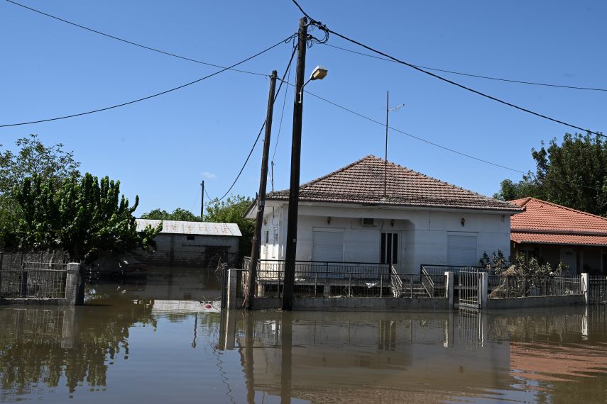 Θαμμένα στη λάσπη και το νερό χωριά σε Τρίκαλα και Καρδίτσα &#8211; Οι κάτοικοι αγωνιούν για την επόμενη μέρα