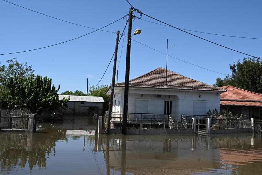 Θαμμένα στη λάσπη και το νερό χωριά σε Τρίκαλα και Καρδίτσα – Οι κάτοικοι αγωνιούν για την επόμενη μέρα
