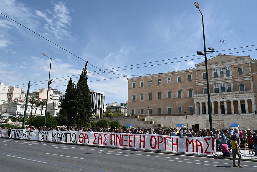 Συγκέντρωση στην πλατεία Συντάγματος από συγγενείς πλημμυροπαθών &#8211; «Θα σας πνίξει η οργή μας»