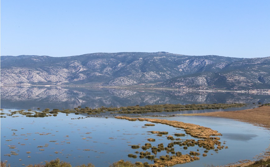 Επιφυλακή για τη λίμνη Κάρλα: Δεν ανεβαίνει η στάθμη αλλά πιέζονται τα αναχώματα