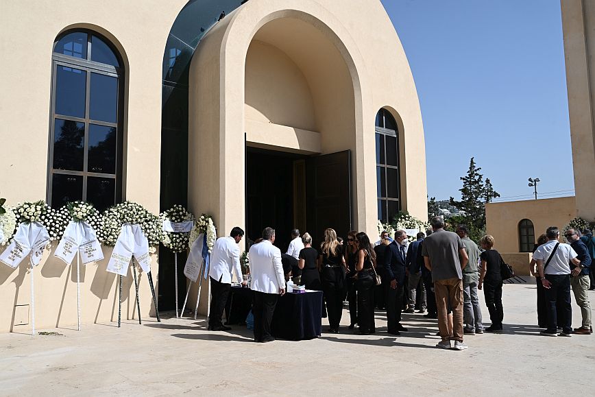 Θλίψη στο τελευταίο αντίο για τα δύο αδέλφια που έχασαν τη ζωή τους στη Λιβύη – Παρούσα η Πρόεδρος της Δημοκρατίας