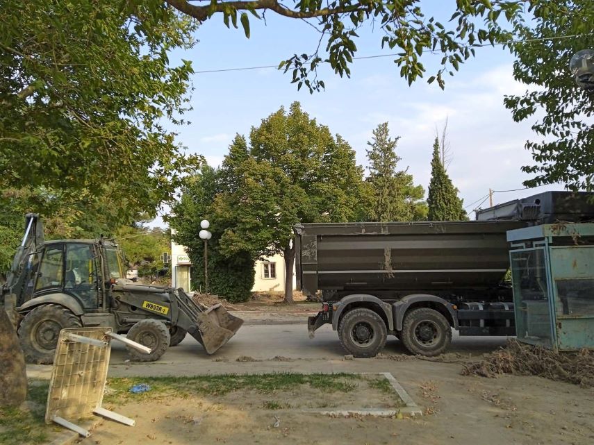 Στους δρόμους της Θεσσαλίας τα μηχανήματα του στρατού ενόψει της νέας κακοκαιρίας &#8211; Απομακρύνουν μπάζα και παλιές οικοσκευές