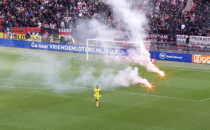 Eredivisie: Διακοπή στο Άγιαξ – Φέγενορντ λόγω ρίψης φωτοβολίδων και αντικειμένων