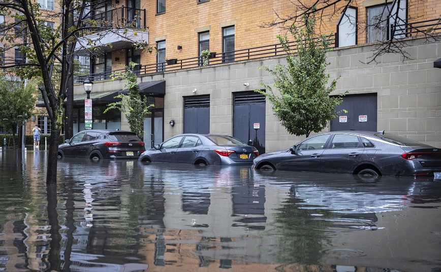 «Βούλιαξε» η Νέα Υόρκη μετά από καταρρακτώδεις βροχές &#8211; Παρέλυσαν δρόμοι, ακυρώθηκαν πτήσεις