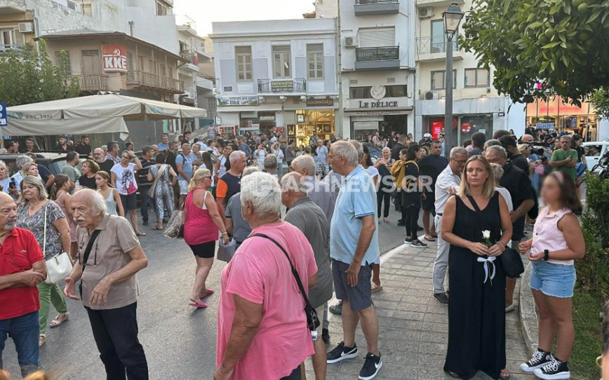Συγκέντρωση διαμαρτυρίας στην Κρήτη για τον 36χρονο Αντώνη που πνίγηκε στον Πειραιά &#8211; Έριξαν λουλούδια στη θάλασσα