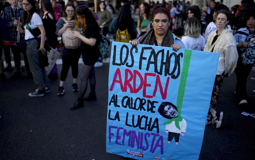 Αργεντινή: Χιλιάδες γυναίκες διαδήλωσαν κατά των πολιτικών της ακροδεξιάς, του ΔΝΤ και για να υπερασπιστούν το δικαίωμα στην άμβλωση
