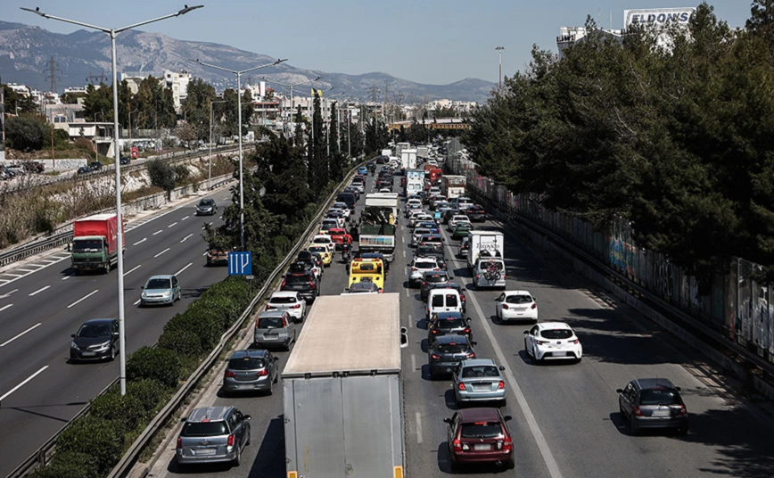 Φωτιά σε όχημα στην Αττική Οδό &#8211; Με καθυστερήσεις η κυκλοφορία