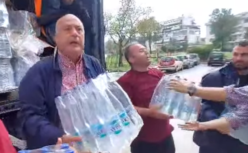 Αδιανόητο φαινόμενο στον πλημμυρισμένο Βόλο: Πωλούν 4 και 5 ευρώ τις εξάδες νερών – Έκαναν πρόταση στον Μπέο