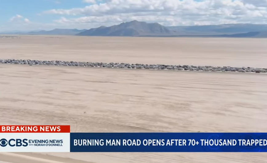 Βίντεο με την «μαζική έξοδο» από το Burning Man – Τεράστιες ουρές αυτοκινήτων στην έρημο της Νεβάδας