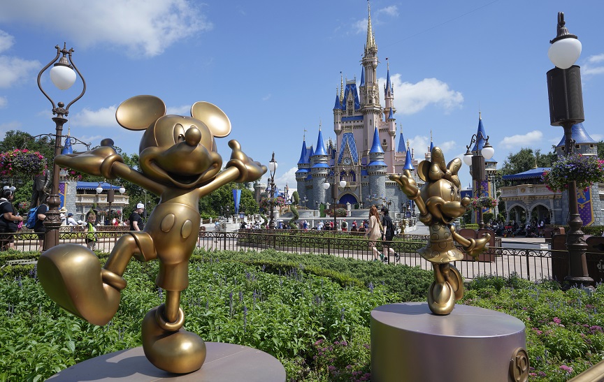 Συναγερμός στην Disney World για περιφερόμενη μαύρη αρκούδα – Έκλεισαν προσωρινά περίπου 15 εκθέματα