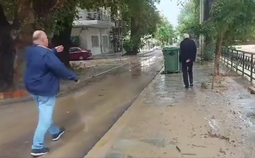 Ο Αχιλλέας Μπέος «κατσάδιασε» κατοίκους του Βόλου: «Τι ήρθες εδώ να δεις; – Πού πάτε ρε άνθρωποι;»