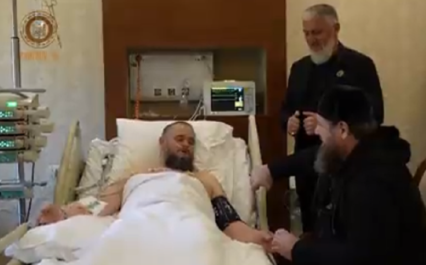 Νέο βίντεο του Καντίροφ μέσα από νοσοκομείο: «Είμαι ζωντανός», λέει δίπλα στον βαριά άρρωστο και συνονόματο θείο του