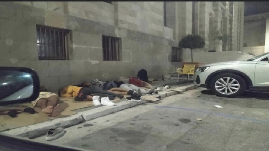 Ρόδος: Στο πεζοδρόμιο έξω από το Δημαρχείο κοιμούνται μετανάστες – Περί τους 700 έφτασαν στο νησί τις τελευταίες ημέρες