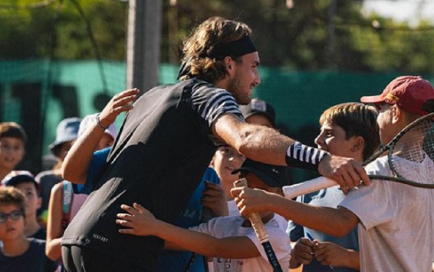 Ο Στέφανος Τσιτσιπάς έπαιξε τένις στη Γλυφάδα με μικρά παιδιά &#8211; «Μεγάλη χαρά που τη μοιράστηκα με τα μελλοντικά αστέρια της χώρας μας»