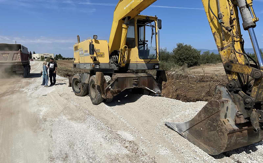 Περισσότερα από 380 μηχανήματα επιχειρούν στα οδικά δίκτυα της Θεσσαλίας &#8211; «Μάχη» να αποκατασταθεί η πρόσβαση