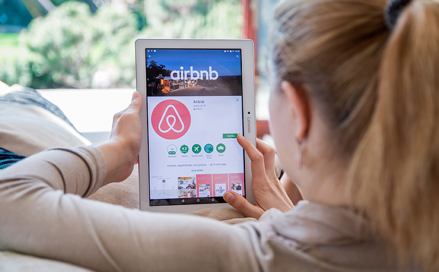 Γυναίκα κάνει κράτηση στο Airbnb Γυναίκα κάνει κράτηση στο Airbnb