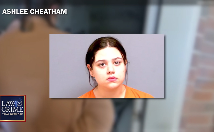 Βίντεο από τη στιγμή της σύλληψης 19χρονης που κακοποίησε σεξουαλικά την 3χρονη κόρη του συντρόφου της &#8211; «Ανήλικη; Θεέ μου!»