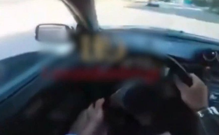 Αστυνομικοί ζήτησαν από οδηγό «φτιαγμένου» αυτοκινήτου να πατήσει γκάζι για να δουν την ταχύτητα που πιάνει