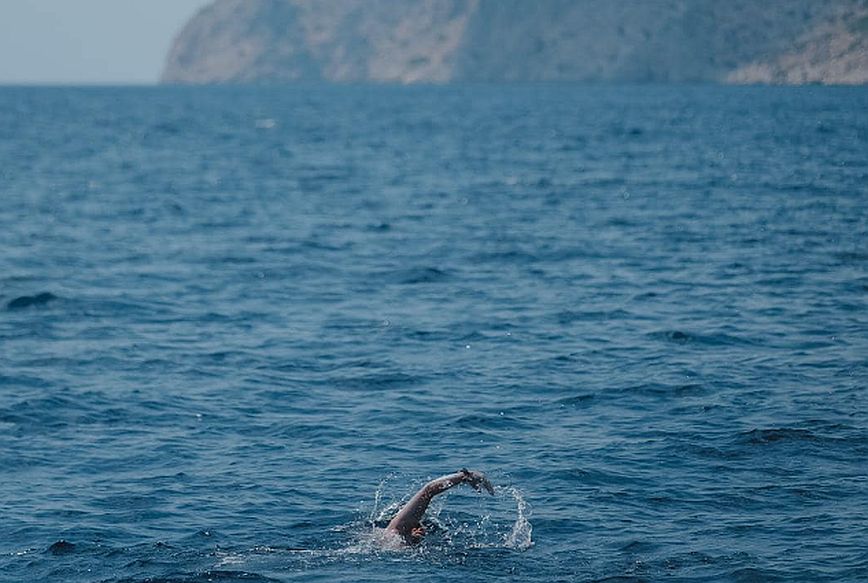 Bέλγος βούτηξε στον Κορινθιακό και κατέρριψε το παγκόσμιο ρεκόρ κολύμβησης ανοιχτής θαλάσσης διανύοντας 131 χιλιόμετρα