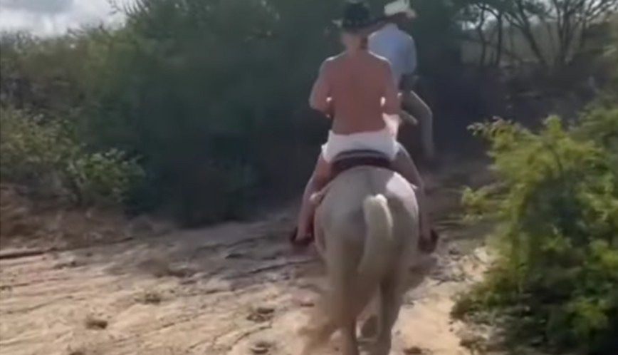 H Μπρίτνεϊ Σπίαρς ξαναχτυπά: Εμφανίστηκε topless πάνω σε άλογο και χόρεψε για όσους… ξεγελάστηκαν από κάποιον που αγαπούν