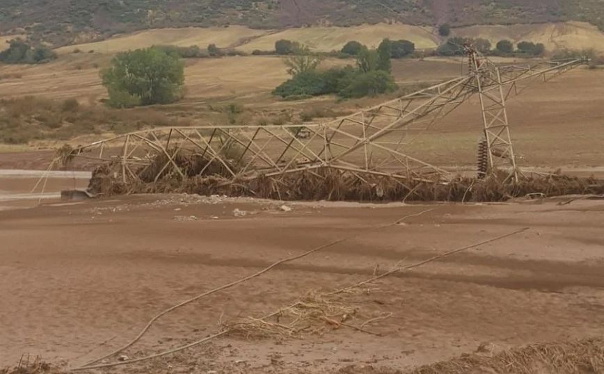 Πτώση δυο πυλώνων στη Θεσσαλία εξαιτίας της διάβρωσης του εδάφους