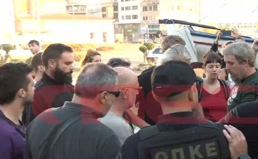 Σύσκεψη υπό τον Μητσοτάκη στο Δημαρχείο του Βόλου – Ένταση με διαδηλωτές και αστυνομικούς έξω από το κτίριο
