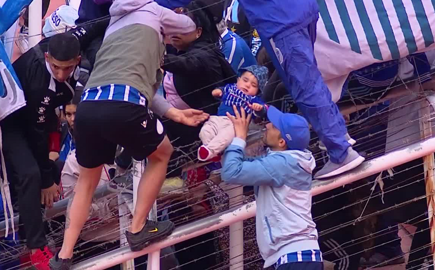 Δακρυγόνα και συγκρούσεις σε αγώνα ποδοσφαίρου στην Αργεντινή – Φυγάδευσαν μωρά από τις κερκίδες