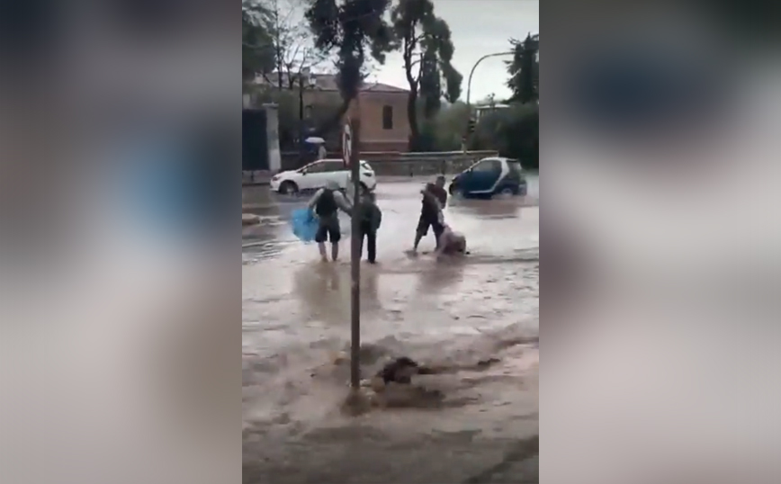 Τα ορμητικά νερά παρέσυραν γυναίκα έξω από τον σταθμό Ευαγγελισμός: Χέρι &#8211; χέρι ο κόσμος διέσχιζε το δρόμο