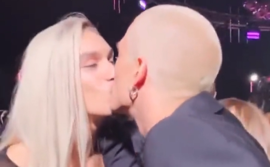 Viral η στιγμή στα MTV VMA που ο Νταμιάνο Νταβίντ των Maneskin φιλά στο στόμα τον ντράμερ Ίθαν Τόρκιο