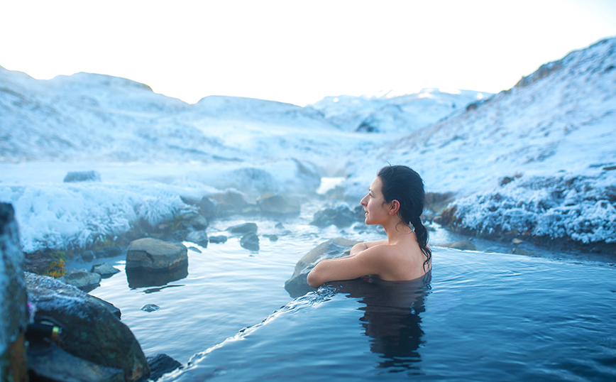 Γυναίκα κάνει μπάνιο στον πάγο Γυναίκα κάνει μπάνιο στον πάγο