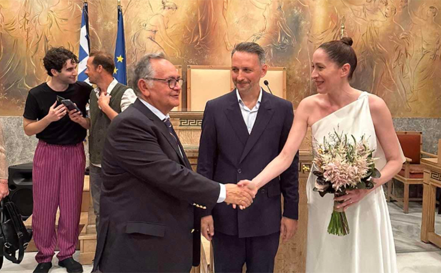 Παντρεύτηκε η ηθοποιός Κόρα Καρβούνη