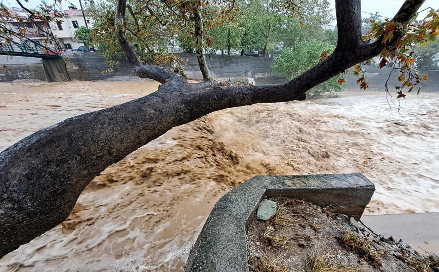 Τρεις οι αγνοούμενοι στο Βόλο, για δύο νεκρούς μιλά ο Δήμαρχος – «Πιθανώς η μεγαλύτερη νεροποντή που γνώρισε η χώρα»
