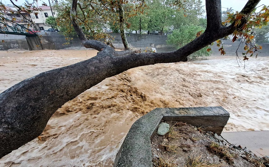 Τρεις οι αγνοούμενοι στο Βόλο, για δύο νεκρούς μιλά ο Δήμαρχος &#8211; «Πιθανώς η μεγαλύτερη νεροποντή που γνώρισε η χώρα»