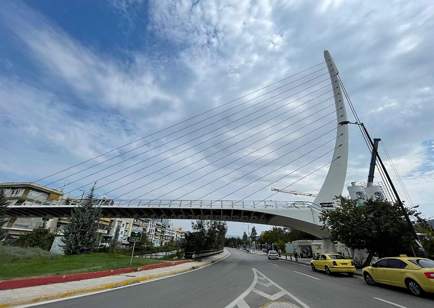 Παρατημένη και εγκαταλελειμμένη φαίνεται να είναι και η πεζογέφυρα Καλατράβα στη Μεσογείων