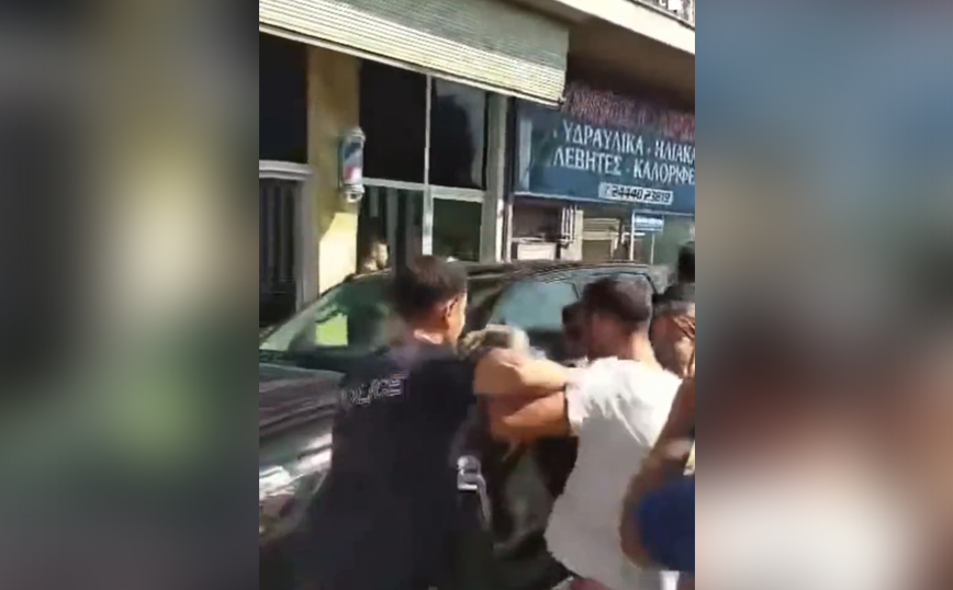 Βίντεο από την επίθεση που είχε δεχτεί ο Κώστας Αγοραστός στον Παλαμά Καρδίτσας από εξαγριωμένους πολίτες