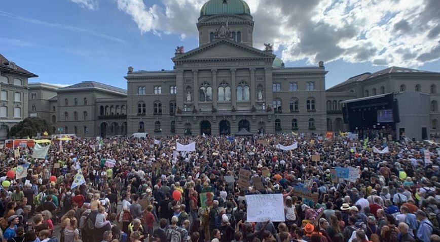 Ελβετία: Δεκάδες χιλιάδες πολίτες της Βέρνης διαδηλώνουν για την κλιματική κρίση